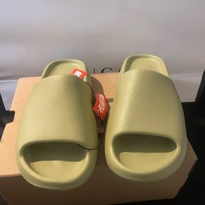 BRAND NEW WITH TAGS NEVER USED 2022
Yeezy Slides 'Bone' 2022